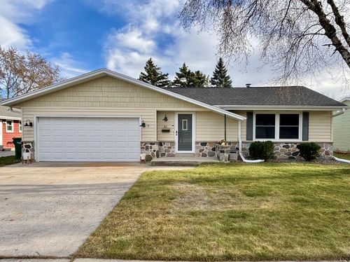 811 Meadowbrook Drive, West Bend, WI, 53090 | Card Image