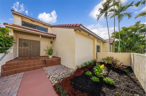 6637 Nw 181st Ln, Hialeah, FL, 33015-4414 | Card Image
