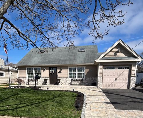 8 Carlton Drive, Oyster Bay, NY, 11758 | Card Image