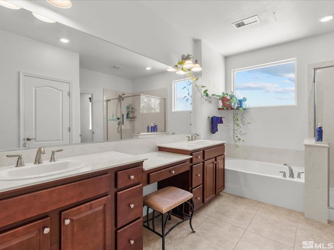Primary Bathroom | Image 18
