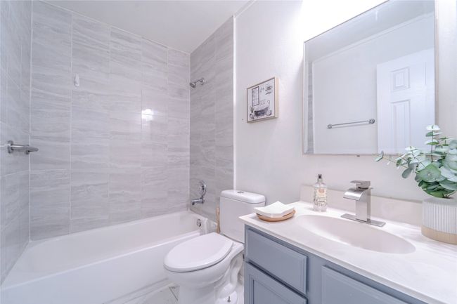 Bathroom with vanity and washtub / shower combination | Image 35