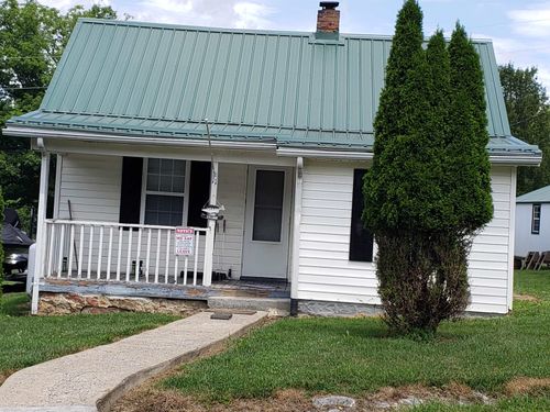 11 Bee Town Rd, Warm Springs, VA, 24484-2104 | Card Image
