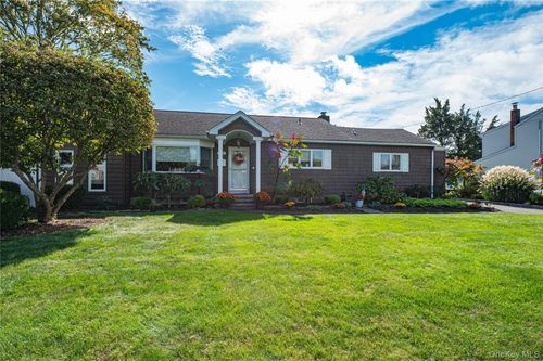 60 White St, Babylon, NY, 11703-3510 | Card Image