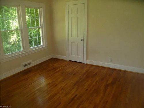 2216 Walker Ave, Greensboro, NC, 27403-2152 | Card Image