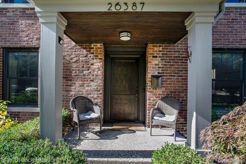 26387 Dundee Rd, Huntington Woods, MI, 48070-1318 | Card Image