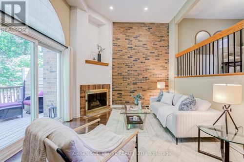 6 Oaken Gateway, North York, ON, M2P2A1 | Card Image