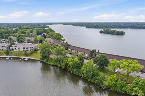 1695 Cliffs Lndg, Ypsilanti, MI, 48198-7312 | Card Image