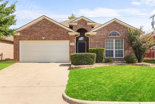 556 Caravan Dr, Fort Worth, TX, 76131-3937 | Card Image