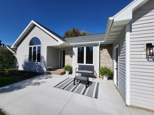 2000 Dreamfield Lane, MENASHA, WI, 54952 | Card Image