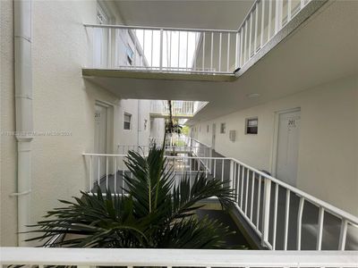 201 - 4255 N University Dr, Condo with 2 bedrooms, 2 bathrooms and null parking in Sunrise FL | Image 3