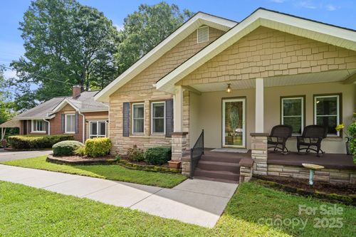 429 Brooklyn Ave, Hendersonville, NC, 28792-6871 | Card Image