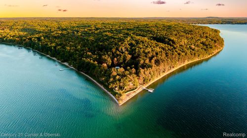 3063 Red Pine Point Dr, Indian River, MI, 49749-9636 | Card Image