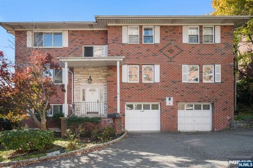 8 Leary Ln, Edgewater, NJ, 07020-1560 | Card Image