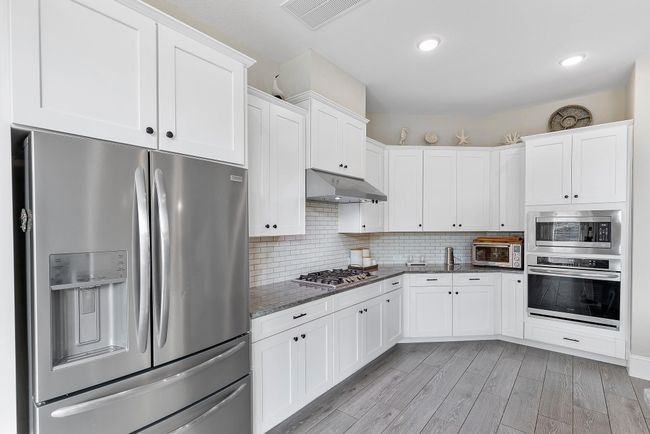 This kitchen offers space for every chef at heart—perfect for creating culinary delights and entertaining friends and family with ease. | Image 21