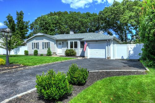 135 Cirrus Rd, Holbrook, NY, 11741-4404 | Card Image