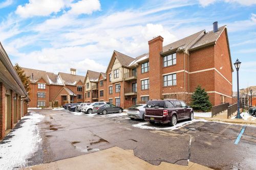 32 Pointe Park Pl, Grosse Pointe Park, MI, 48230-1381 | Card Image