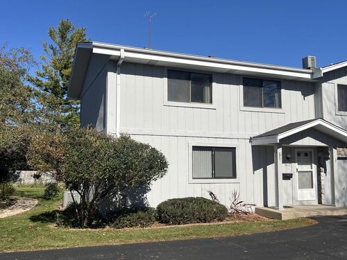 8018 W Manor Cir, Milwaukee, WI, 53223-6228 | Card Image