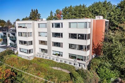 This mod 1960 built building has a long list of current updates. Friendly residents who like to stay put and invest in their building. | Image 3