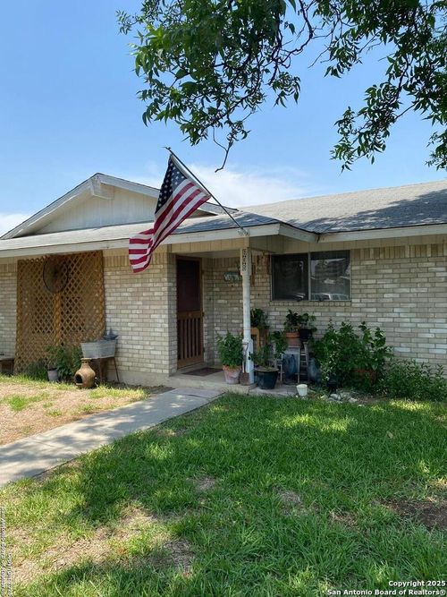 608 E Daniel St, Uvalde, TX, 78801-3412 | Card Image