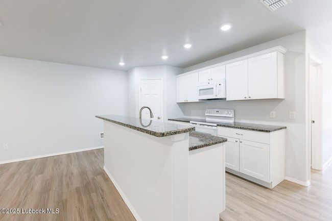 Dining/Serving Bar | Image 12
