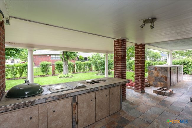 Outdoor entertaining area | Image 43