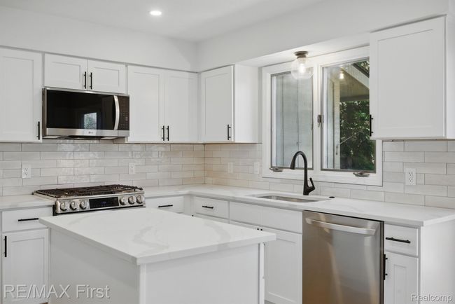 6620 Red Cedar Ln, Condo with 3 bedrooms, 3 bathrooms and null parking in West Bloomfield MI | Image 24