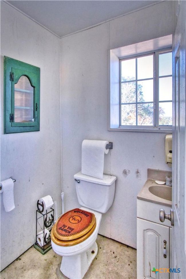 shop bathroom | Image 38