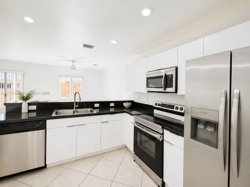 c-324 Ne 3rd St, Hallandale Beach, FL, 33009 | Card Image
