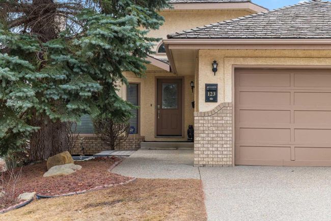123 Scenic Ridge Court Nw, Home with 4 bedrooms, 3 bathrooms and 4 parking in Calgary AB | Image 2