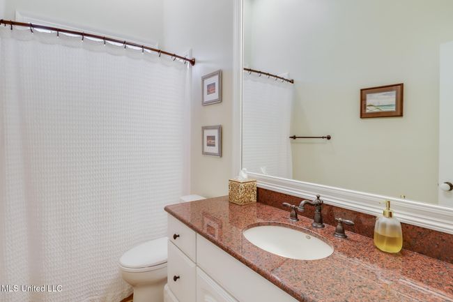 Shared Bath | Image 20
