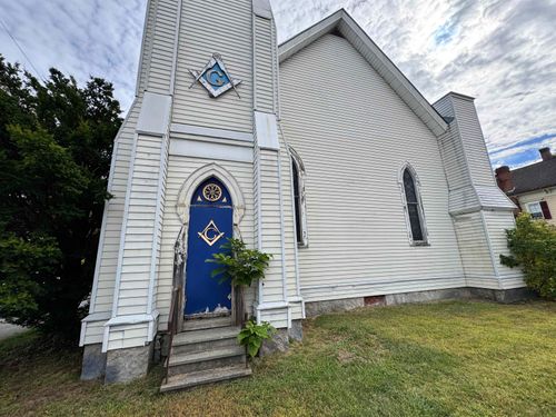 25 Green St, Lebanon, NH, 03766-1706 | Card Image