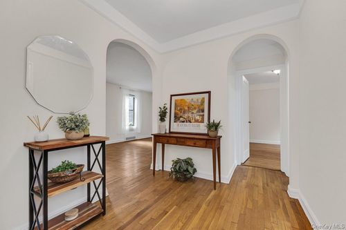 2m-83-80 118th St, Kew Gardens, NY, 11415-2416 | Card Image