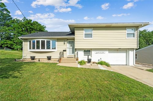 705 Grant Wood Dr Se, Cedar Rapids, IA, 52403-2922 | Card Image