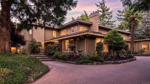 2895 Lansdowne Rd, Victoria, BC, V8R3P8 | Card Image