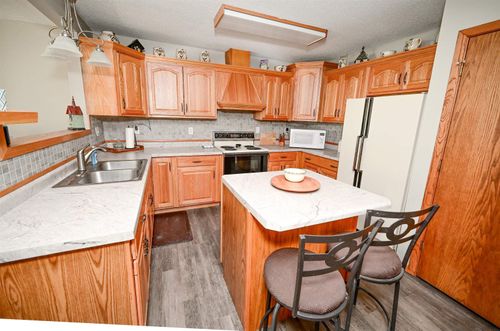 8-102 N Franklin St., Manchester, IA, 52057 | Card Image