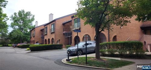 4 Whitman Ct, Teaneck, NJ, 07666-6471 | Card Image