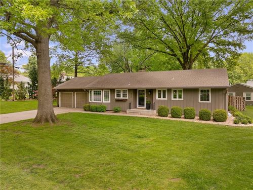 6525 Hodges Dr, Prairie Village, KS, 66208-3371 | Card Image