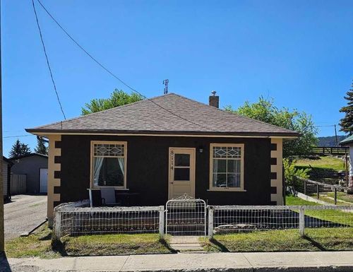 8114 22 Ave, Crowsnest Pass, AB, T0K0M0 | Card Image