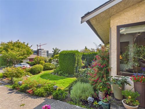 16-3968 Cedar Hill Rd, Saanich, BC, V8N3B8 | Card Image