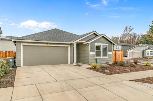 567 Black Bear Dr, Medford, OR, 97501-1942 | Card Image