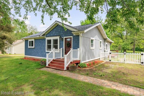 845 Sebek St, Oxford, MI, 48371-4458 | Card Image