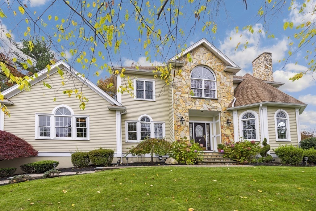 Stagecoach Ln, Lynnfield, MA 01940