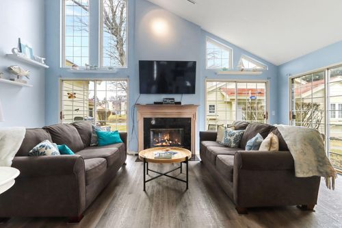 1737 Cottage Dr, Lake Geneva, WI, 53147-4852 | Card Image