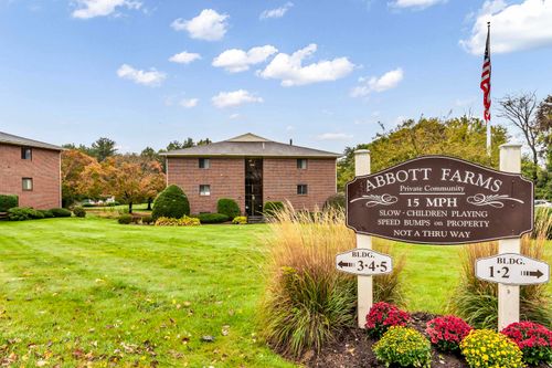 213 Abbott Farm Ln, Hudson, NH, 03051-3680 | Card Image