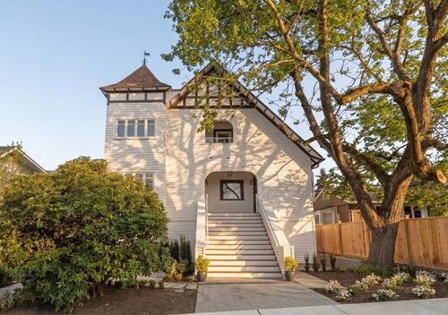 1-326 W 14th St, North Vancouver, BC, V7M | Card Image
