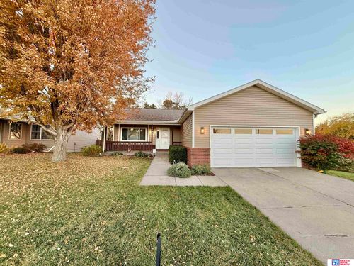 695 Graham Park Dr, Seward, NE, 68434-8088 | Card Image