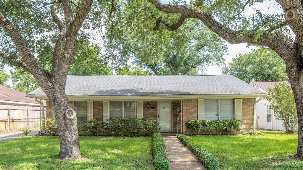 Silverwood Dr, Houston, TX 77025