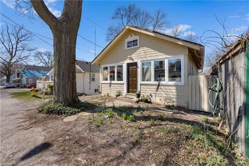 240 Lincoln Rd W, Crystal Beach, ON, L0S1B0 | Card Image