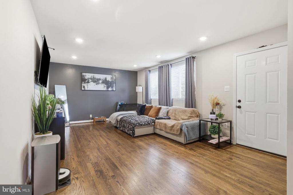 Residential in SUITLAND 5