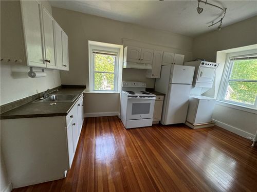 apt-3-26 Ayrault St, Newport, RI, 02840-7743 | Card Image